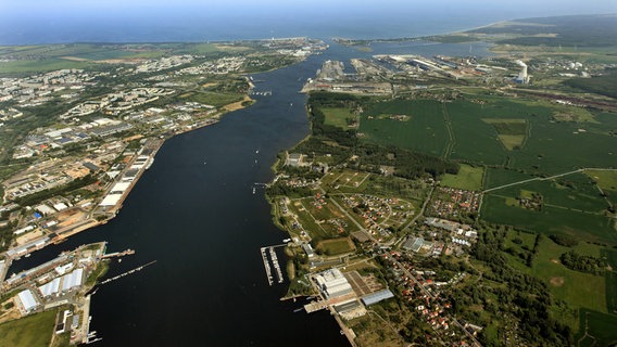 Stadtansicht mit Warnow, Warnemünde und Überseehafen. (Themenbild) © picture alliance/Blickwinkel Foto: picture alliance/blickwinkel/Luftbild Bertram