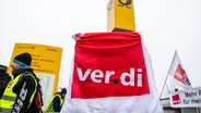 Mitarbeiter der Deutsche Post DHL während eines von der ver.di ausgerufenen Warnstreiks. © Rainer Keuenhof 