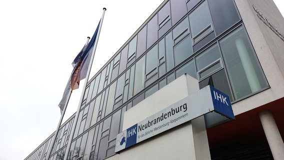 Nahaufnahme des Gebäudes der IHK Neubrandenburg. © NDR Foto: Stefan Thoms