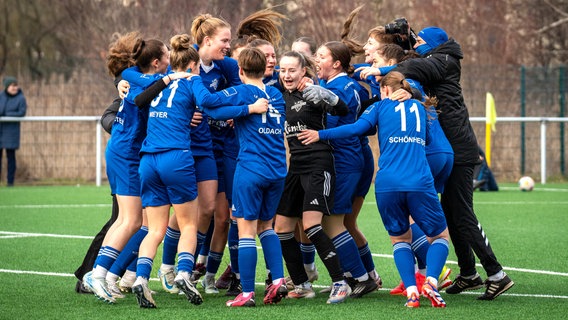 Die Fußballerinnen vom 1. FC Neubrandenburg feiern ihren Halbfinalsieg im Landespokal 2024/25 gegen Hansa Rostock. © NDR Foto: Stefan Thoms