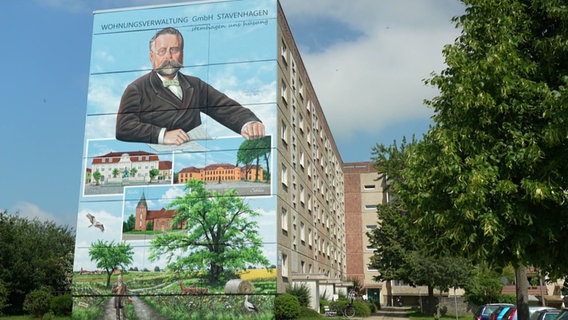 Häuserfassade in Stavenhagen mit Reuter. © NDR MV Foto: Steffen Dethloff