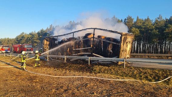 Ein Lkw auf der A24 ist vollständig ausgebrannt und wird von der Feuerwehr gelöscht. © Ralf Drefin Foto: Ralf Drefin