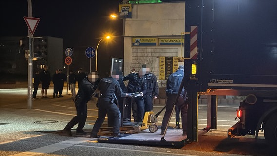 Polizisten transportieren in Neubrandenburg einen Glücksspielautomaten ab. © Felix Gadewolz Foto: Felix Gadewolz