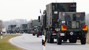 Ein Fahrzeug-Konvoi verlässt das Bundeswehr-Gelände in Husum. (Themenbild) © picture alliance/dpa Foto: Frank Molter