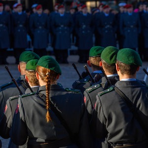 Sonnenlicht fällt beim feierlichen Gelöbnis der Bundeswehr auf einem Markplatz auf Soldaten und Soldatinnen der Ehrenformation. Im Hintergrund sind Rekruten und Rekrutinnen der Bundeswehr zu sehen. (Themenbild) © dpa-Bildfunk Foto: Klaus-Dietmar Gabbert