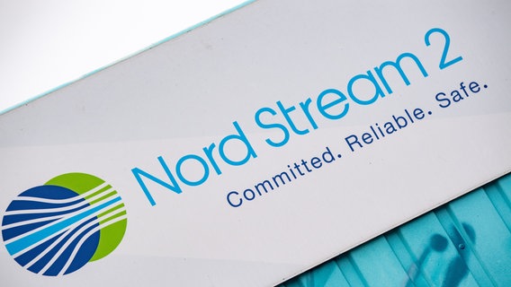 Ein Schild mit der Aufschrift „Nord Stream 2 Committed Reliable Safe“ hängt im Gewerbegebiet Lubmin. © Stefan Sauer 