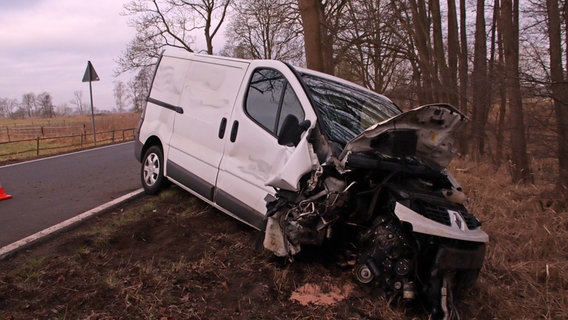 Transporter prallt bei Neustadt-Glewe gegen einen Baum. © Ralf Drefin 