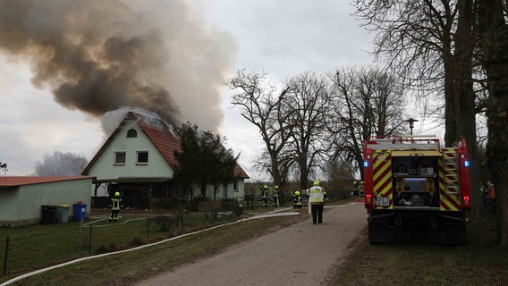 Aus dem Dach eines Einfamilienhauses steigt Rauch und Qualm auf. © Stefan Tretropp Foto: Stefan Tretropp