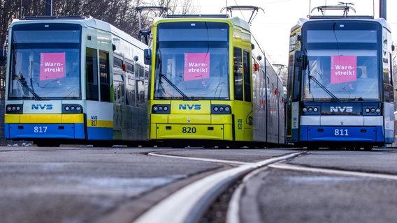 In den Frontscheiben von Straßenbahnen des Nahverkehr Schwerin hängen Plakate mit der Aufschrift «Warnstreik» während die Gewerkschaft Verdi im Straßenbahndepot zum Warnstreik aufgerufen hatte. © Jens Büttner 