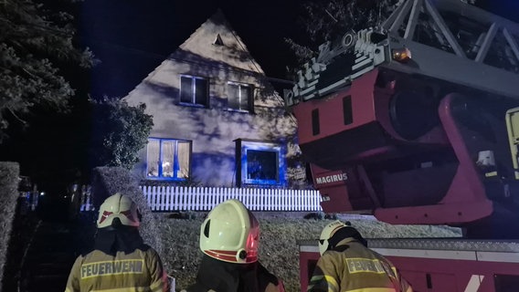 Ein Brand in einem Einfamilienhaus in Schwerin. © NDR Foto: Fabian Weißhaupt