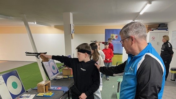 Der einstige Sportschütze Ralf Schumann arbeitet seit März als Landestrainer Sportschießen in Neubrandenburg. Er war drei mal Olympiasieger und vierfacher Weltmeister mit der Schnellfeuerpistole. © Frank Schwarz Foto: Frank Schwarz