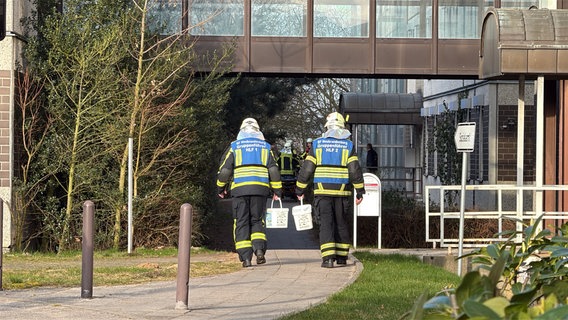 Zwei Feuerwehrleute gehen bei einem Säure-Einsatz in ein Gebäude © Felix Baenz Foto: Felix Baenz