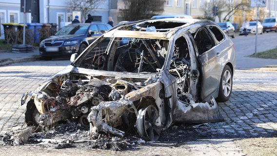 Im Rostocker Bahnhofsviertel ist ein Auto ausgebrannt. Den Sachschaden schätzt die Polizei auf mehrere zehntausend Euro. © NDR Foto: Stefan Tretropp