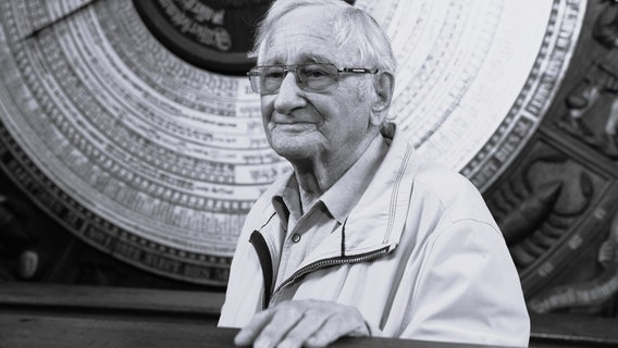 Manfred Suchwoski vor der Astronomischen Uhr in Rostock. © Fedor Mitschke Foto: Fedor Mitschke