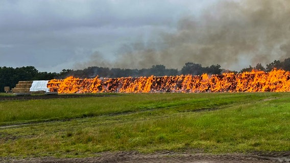 Eine Strohmiete brennt auf einem Feld. © NDR Foto: Privat