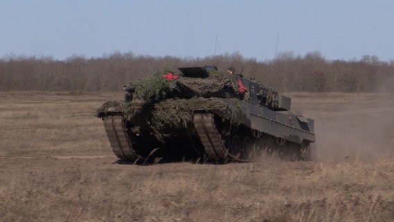 Ein Panzer fährt über das Übungsgelände in der Kolbitz-Leetzlinger Heide. © NDR Foto: Screenshot NDR