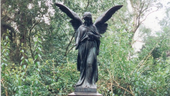 Eine Bronze-Skulptur wurde von einer Grabstelle im Neuen Friedhof in Rostock gestohlen. © Polizei 