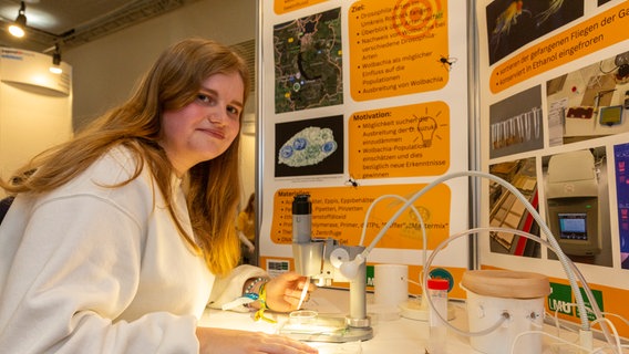 Klara Keller aus Rostock hat den Wettbewerb "Jugend forscht" im Fachbereich Biologie gewonnen. © Schweriner WEMAG AG Foto: WEMAG/Stephan Rudolph-Kramer