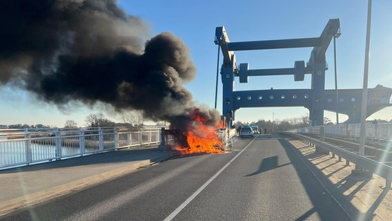 Brand eines Kleintransporters auf der Peenebrücke in Wolgast. © Dörte Rochow 