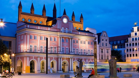 Beleuchtetes Rathaus, Neuer Markt, Rostock © Sabine Lubenow 