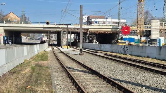 Straßenbahnschienen verlaufen unter der Goetheplatzbrücke in Rostock. © NDR Foto: Steffen Baxalary