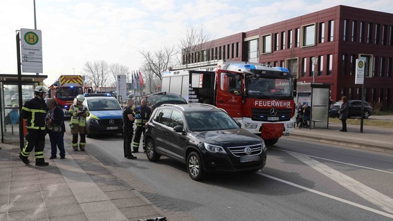 Autofahrer erfasst Fußgängerin beim Überqueren einer Straße in Rostock-Brinckmansdorf. © NDR Foto: Stefan Tretropp