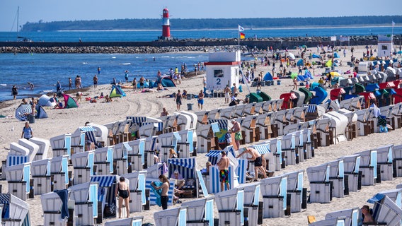 Beliebtes Reiseziel: Der Ostseestrand vor Warnemünde. Urlauber bevölkern Strandkörbe. (Themenbild) © dpa-Bildfunk Foto: Jens Büttner/dpa