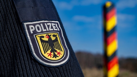 Ein Bundespolizist steht im Grenzgebiet der EU-Binnengrenze zu Polen auf der Insel Usedom. (Themenbild) © dpa-Bildfunk Foto: Stefan Sauer/dpa