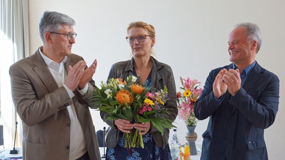 Pröpstin Britta Carstensen erhält Blumen und Gratulationen zur Wiederwahl © kirche-mv.de Foto: D. Vogel