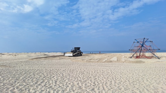 Ein Bagger am Strand von Warnemünde © NDR Foto: Melanie Jaster