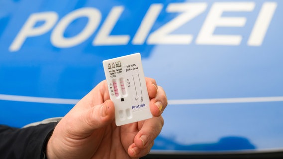 Ein Polizist zeigt einen Drogentest. (Themenbild) © dpa-Bildfunk Foto: Julian Stratenschulte/dpa