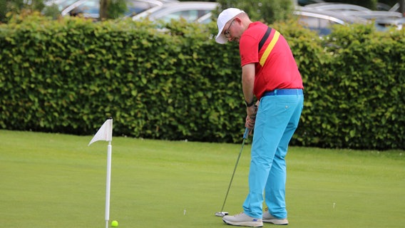 Ein Golfer steht auf dem Golfplatz und versucht den Ball zu lochen. © Deutscher Golf Verband e.V. Foto: DGV