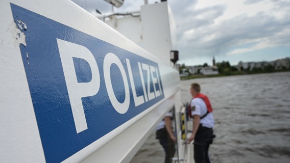 Die Wasserschutzpolizei im Einsatz. © dpa Foto: Heiko Rebsch