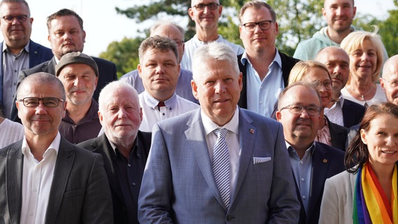 Thomas Grote steht vor den Mitgliedern des Kreistages von Nordwestmecklenburg. © NDR Foto: Christoph Woest