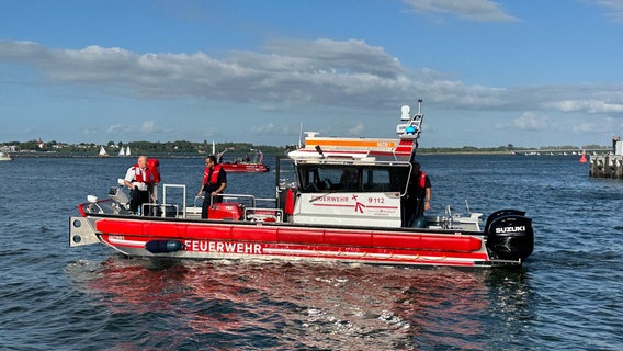 Ein neun Meter langes Aluminiumboot der Feuerwehr Stralsund auf dem Strelasund. © Mathias Marius Krüger Foto: Mathias Marius Krüger