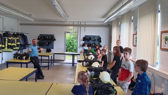 Sommercamp der Hansestadt Stralsund 2024, Kinder lernen in den Ferien Orte ihrer Stadt kennen, Besuch in der MTS Parow © Kreisdiakonisches Werk Stralsund 