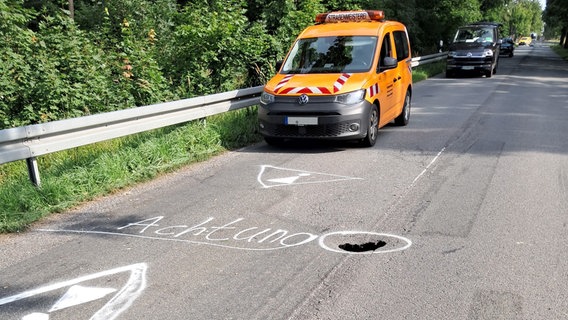 Loch in der Straße zwischen Wulkenzin und Weitin © www.strassen-mv.de 