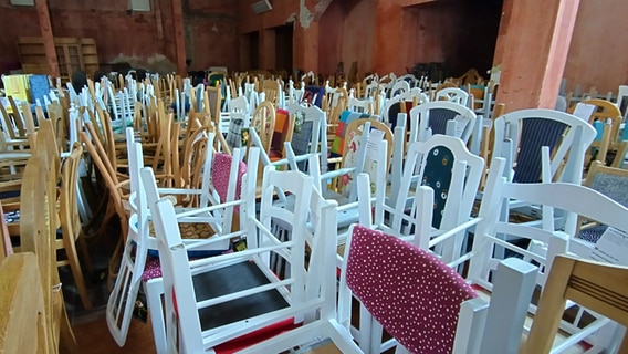 Die Stühle in der Lagerhalle wurden ein Jahr lang aufgebreitet und sind nun Unikate. © NDR Foto: Christoph Woest