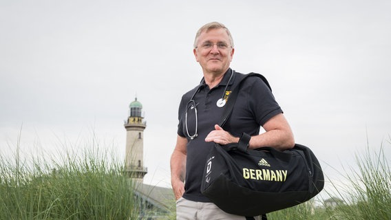Von Warnemünde nach Paris - zum achten Mal ist der Sportmediziner Dr. Rolf Kaiser bei den Paralympics dabei. © Klinikum Südstadt Rostock Foto: Martin Börner
