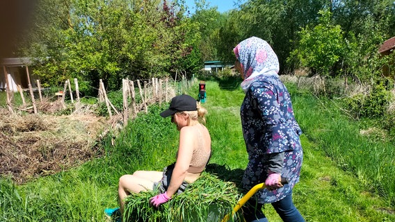 Bei der gemeinsamen Gartenarbeit kommt der Spaß für die Teilnehmer des Johanniter-Projektes „Welcome to the garden“ nicht zu kurz. © Johanniter Neubrandenburg 