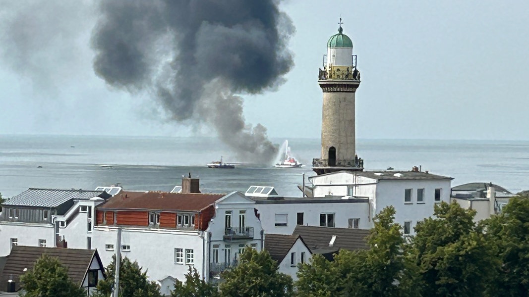 Warnemünde: Beiboot der Marine fängt auf Ostsee Feuer