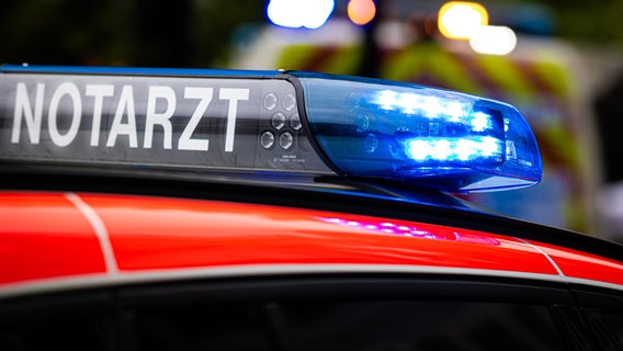 Ein Notarztwagen in Nahaufnahme, Fokus auf das Blaulicht mit der Aufschrift "Notarzt" © picture alliance/dpa Foto: picture alliance/dpa | Moritz Frankenberg