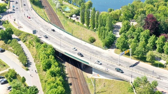 Eine vier-spurige Brücke führt in Waren über eine Bahnstrecke © Straßenbauamt Neustrelitz 