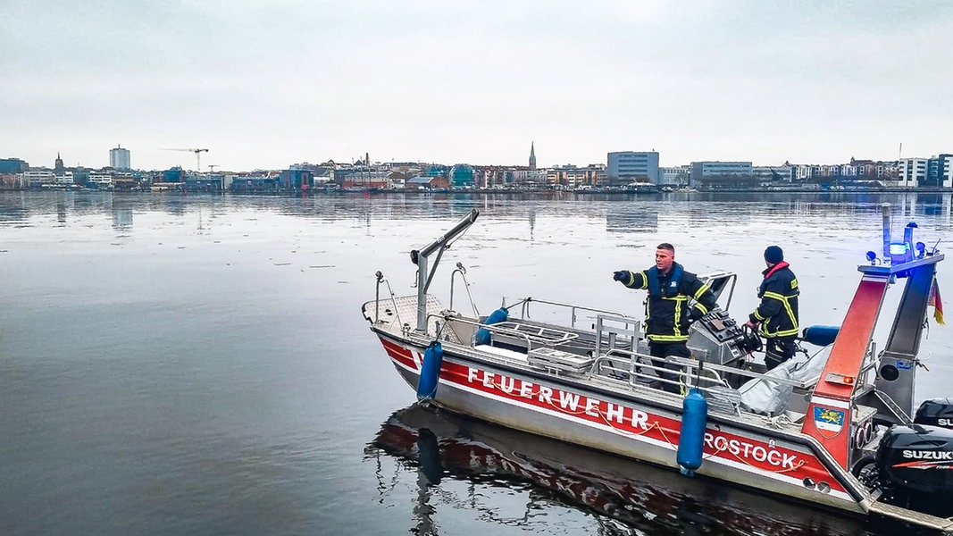 Verunreinigung in der Warnow: Ölsperre im Stadthafen Rostock