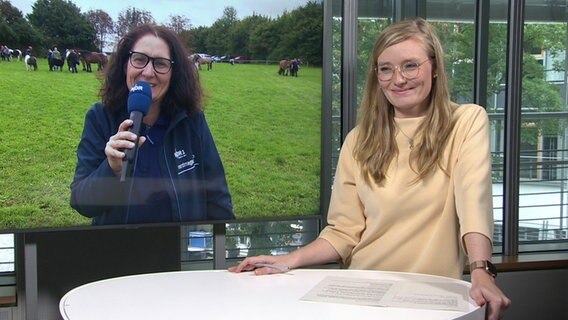 NDR MV LIVE Moderatorin Anna-Lou Beckmann im Gespräch mit Reporterin Franziska Drewes © NDR Foto: screenshot