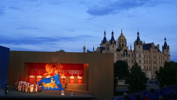 beleuchtete Bühne mit Schauspielern vor dem Schweriner Schloss © dpa Foto: Jens Büttner