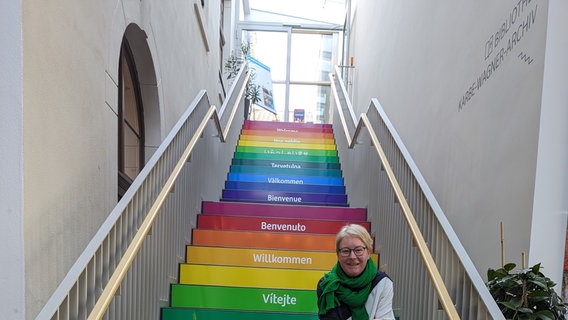 Die Chefin des Kulturquartiers Neustrelitz sitzt auf der Treppe zum Obergeschoss © Kulturquartier Neustrelitz Foto: Kulturquartier