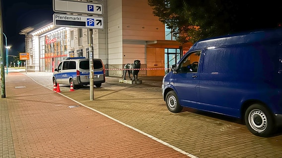 Ein Polizeiauto steht an einer Absperrung in der Innenstadt von Neubrandenburg. © NDR Foto: Felix Baenz