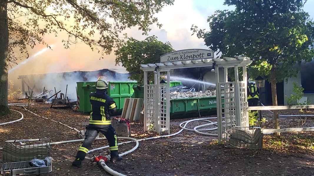 Großbrand in Waren: Rettungskräfte verletzt, Feuerwehr zieht sich zurück