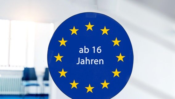 EU-Flagge mit dem Schriftzug: ab 16 Jahren. © picture alliance Foto: CHROMORANGE | Michael Bihlmayer